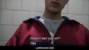 Latino Straight Boy se réveille pour mec Gay offre Cash dans toilette POV