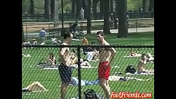 Sportliche Homos Füße von seinen Freunden eingeölt und gekitzelt