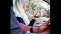 Garota malaia dando uma punheta enquanto dirige