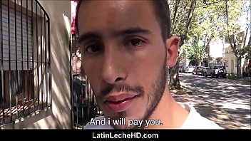 ゲイの映画製作者のハメ撮りをファックするためにお金で説得されたアマチュアストレートラテン系アメリカ人