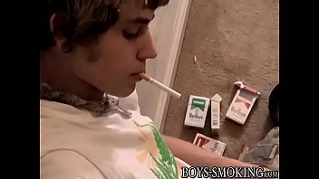 Il ragazzo che fuma il twink si masturba dal cazzo peloso e dai jizzes nel vassoio