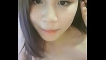 a bela garota chinesa se masturba em seu quarto