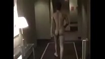 Stud bloqué nu dans un hôtel