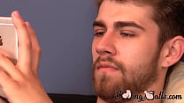 Gay Jock Andrew gioca al telefono in una sessione di masturbazione da solista