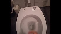 In der öffentlichen Toilette masturbieren
