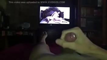 мастурбирует просмотр порно