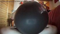Um enorme balão preto será usado como se fosse um grande galo duro!