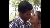 Симпатичный индийский любовник занимается сексом в парке