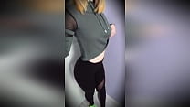 bonita rusa de 18 años se quita la ropa con la cámara del teléfono móvil