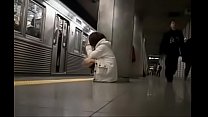 Японская девушка нащупала в поезде без трусиков