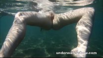 La linda Nastya muestra su hermoso cuerpo bajo el agua