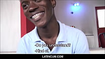 Joven negro amateur hetero con tirantes de Jamaica se folla a un cineasta latino gay por dinero en efectivo POV
