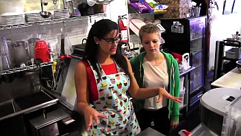 La joven rubia Alani Pi tiene una entrevista de trabajo como barista en la cafetería de servicio rápido de Penny Barber