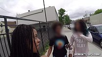 ERWISCHT! Schwarzes Mädchen wird während der Kundgebung beim Absaugen eines Polizisten erwischt!