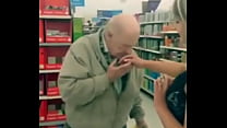 Vagabunda se dedilha no Walmart e deixa estranhos cheirar seu dedo
