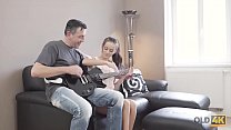 OLD4K. Neugieriger Teenager lernt reifen Gitarristen näher kennen