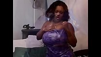 El pasatiempo de la sexy mujer negra Kim Eternity es chupar duro schloeng