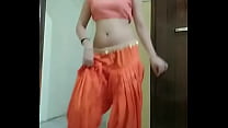 自宅でベリーダンスをしているインドの女の子ニディ