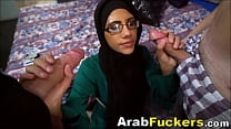 Отчаянный араб с большими сиськами принимает 2 огромных хуя за деньги