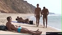 Sexe publique baise anal à la plage