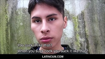 Young Broke Latino Twink faz sexo com um estranho na rua por dinheiro
