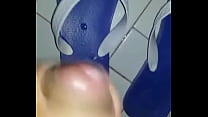 masturbación con la mano en zapatilla