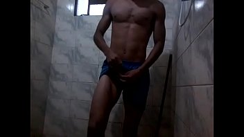 Moreno dans le bain montrant sur un bâton noir, sensualisant