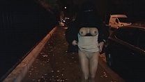 il musulmano velato cammina in topless per la strada