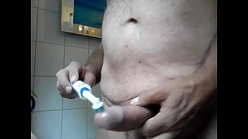 Bath - branlette et éjaculation avec brosse à dents