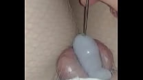 Sissy in gabbia in nylon che suona la sua clitoride