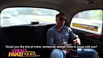 Mujer Fake Taxi Cachonda y delgada rubia conductora en un sudoroso taxi en el asiento trasero de la mierda
