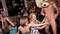DANCING BEAR - Grupo de mujeres cachondas siendo folladas por strippers masculinos