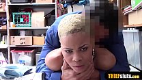 Ebony Shoplifter Teen wird von einem Mall Cop hart gefickt