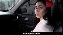 DadCrushes.com - La belle-fille latina chaude avec des bretelles Jasmine Vega baisée par son beau-père sur le siège arrière de sa voiture après avoir été surprise en train de voler une culotte