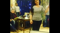 garota árabe dançando com amigos no Café