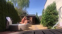 Sex tape fait maison dans la piscine avec une jeune fille
