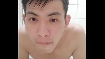 Тайваньский мальчик-шлюшка - He Pinlin Тайваньский возбужденный мальчик-шлюшка поедает свою собственную сперму