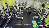 Puta joven se folla a un extraño en el gimnasio por dinero en efectivo frente a su novio enojado