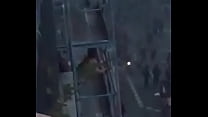 Mujer follando en el balcón del edificio mientras los franceses se manifiestan