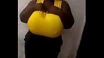 Африканская девушка с огромной грудью танцует