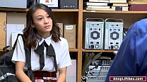 Asiatische Studentin stiehlt und wird gefickt