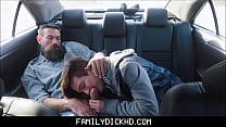 Twink Stiefsohn und sein Stiefvater ficken während des Fahrtrainings auf dem Rücksitz ihres Autos