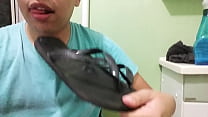 I enjoyed in my friend's Havaianas and licked and spread the cum all over the slipper! A delight