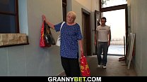 La nonna bionda tettona di 70 anni appaga il giovane stallone