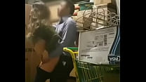Teenager bionda scopata al negozio Walmart