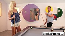 Brooke joga bilhar sexy com bolas de Vans
