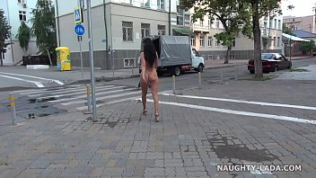 公共の場で全裸。街の通りのヌード
