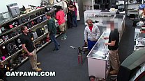 GAY PAWN - Um funcionário do governo furloughed visita minha loja de penhores em busca de dinheiro