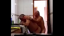 couronne papy et putain ami dans la cuisine