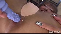 Uncensored! Nessun mosaico! Ragazza giapponese ottiene un dildo nel suo buco del culo! Molto caldo! (# 1 parte 2) (atogm.net)